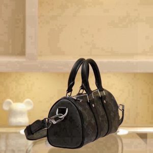 Alternative view of All-Steel Hardware Speedy Pillow Bag Collection This Keepall XS handbag is now available. Perfect for women, unisex design. The black monogram pattern looks incredibly stylish. Most importantly, the shoulder strap is adjustable. Features: Monogram coated canvas, leather trim, fabric lining, zipper closure, removable and adjustable shoulder strap. Dimensions: 21 × 12 × 9 cm